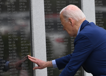 US President Joe Biden pays respects to his uncle World War II veteran Ambrose J, Finnegan, Jr. at the Veterans War Memorial in Scranton, Pennsylvania, before departing for Pittsburgh, on April 17, 2024. Biden is traveling to Pittsburgh, Pennsylvania, to meet with steelworkers. / ©AFP