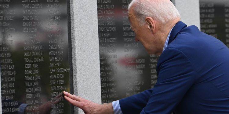 US President Joe Biden pays respects to his uncle World War II veteran Ambrose J, Finnegan, Jr. at the Veterans War Memorial in Scranton, Pennsylvania, before departing for Pittsburgh, on April 17, 2024. Biden is traveling to Pittsburgh, Pennsylvania, to meet with steelworkers. / ©AFP