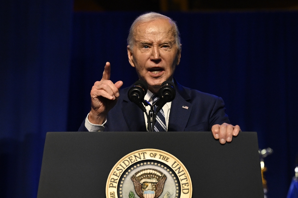 US President Joe Biden announced a new deal with Micron to help build chip facilities in the United States / ©AFP