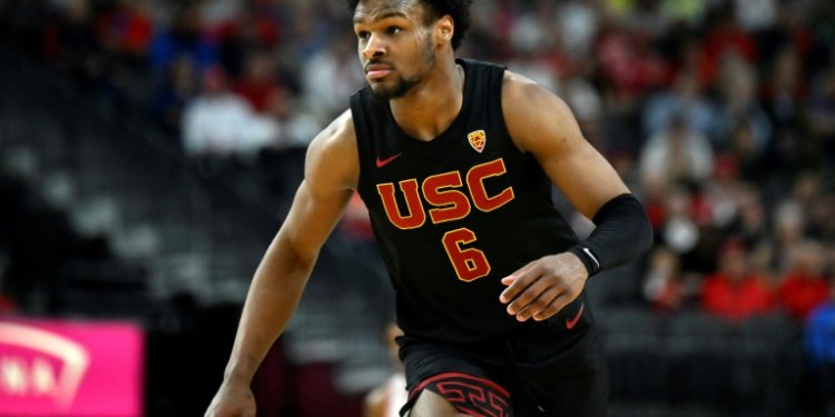 Bronny James in action for the USC Trojans against Arizona in March. ©AFP