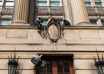 Pro-Palestinian student protestors pull a crate with pizza boxes inside from a balcony in Hamilton Hall at Columbia University in New York City on April 30, 2024 / ©AFP