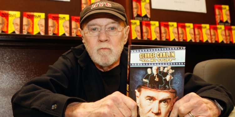 George Carlin poses with his book "All My Stuff" on December 11, 2007 in Los Angeles, California. ©AFP