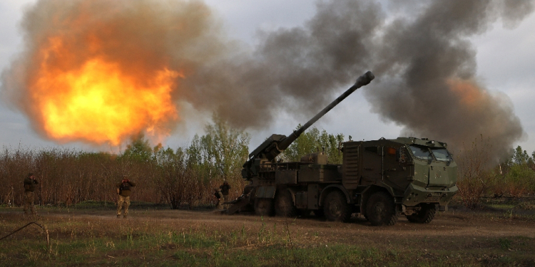 Ukrainian forces fire at Russian troops with a 155 mm self-propelled howitzer 2C22 Bohdana in the Kharkiv region, on April 21, 2024 / ©AFP