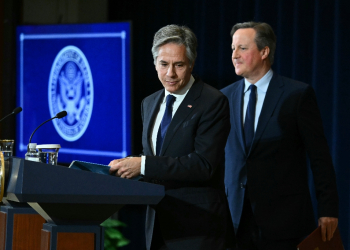 US Secretary of State Antony Blinken and British Foreign Secretary David Cameron depart at the end of a joint press conference at the State Department / ©AFP