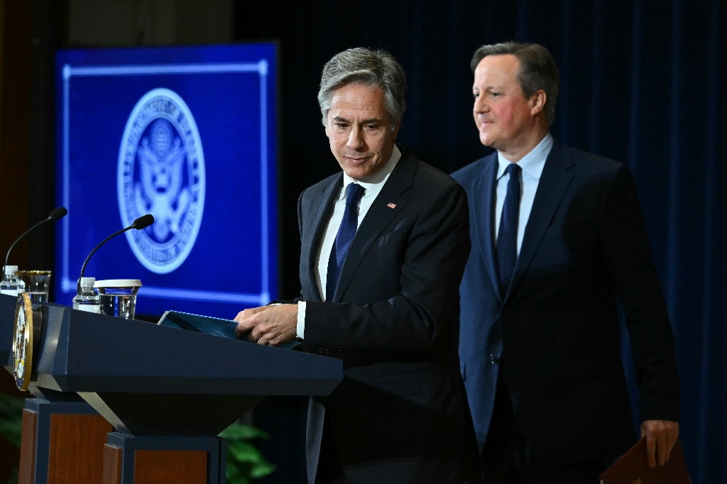 US Secretary of State Antony Blinken and British Foreign Secretary David Cameron depart at the end of a joint press conference at the State Department / ©AFP