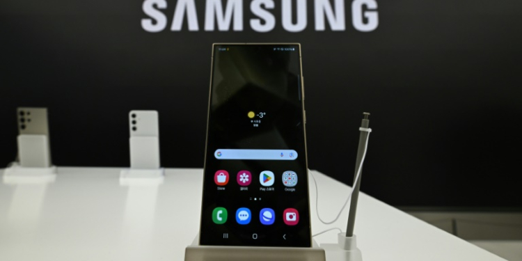 Smartphone market tracker International Data Corporation expects Samsung and Apple will continue to dominate when it comes to high-end smartphones but that pressure will increase from Chinese rivals making more budget priced handsets. ©AFP