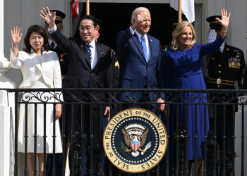 (L-R) Yuko Kishida, her husband Japanese Prime Minister Fumio Kishida, US President Joe Biden and First Lady Jill Biden wave from the Truman Balcony during an Official Arrival Ceremony on the South Lawn of the White House in Washington, DC, April 10, 2024. / ©AFP