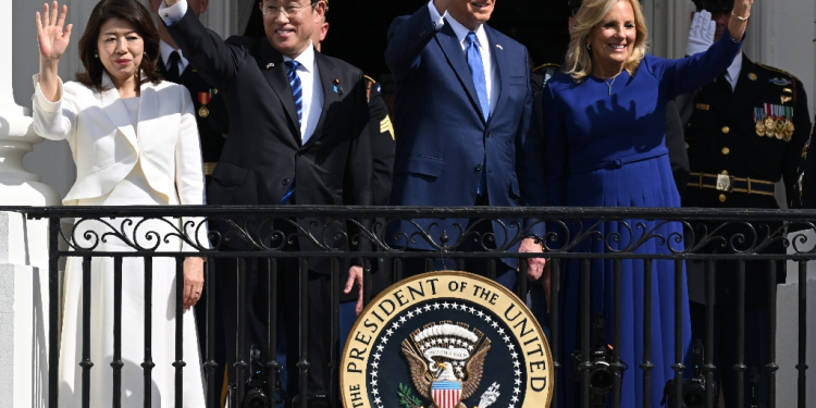 (L-R) Yuko Kishida, her husband Japanese Prime Minister Fumio Kishida, US President Joe Biden and First Lady Jill Biden wave from the Truman Balcony during an Official Arrival Ceremony on the South Lawn of the White House in Washington, DC, April 10, 2024. / ©AFP