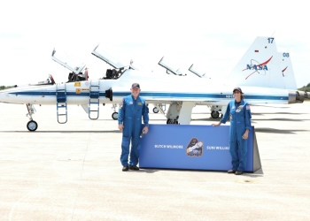 NASA astronauts Suni Williams (R) and Butch Wilmore arrived at the Kennedy Space Center in Cape Canaveral, Florida aboard a T-38 Talon jet. ©AFP