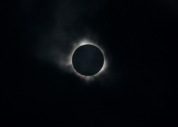 The moon eclipses the sun during a total solar eclipse across North America, at Niagara Falls State Park. ©AFP