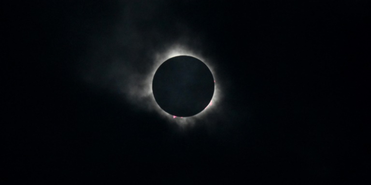 The moon eclipses the sun during a total solar eclipse across North America, at Niagara Falls State Park. ©AFP