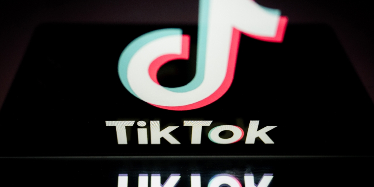 TikTok est depuis plusieurs mois dans le collimateur des autorités américaines, de nombreux responsables estimant que la plateforme de vidéos courtes et divertissantes permet à Pékin d'espionner et de manipuler ses 170 millions d'utilisateurs aux Etats-Unis / ©AFP