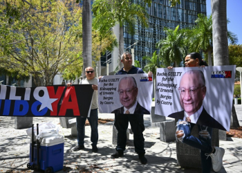 People protest demanding the "maximum sentence" for the former US Ambassador to Bolivia, Victor Manuel Rocha, who admitted to spying for Cuba, outside a courthouse in Miami, Florida on April 12, 2024. ©AFP