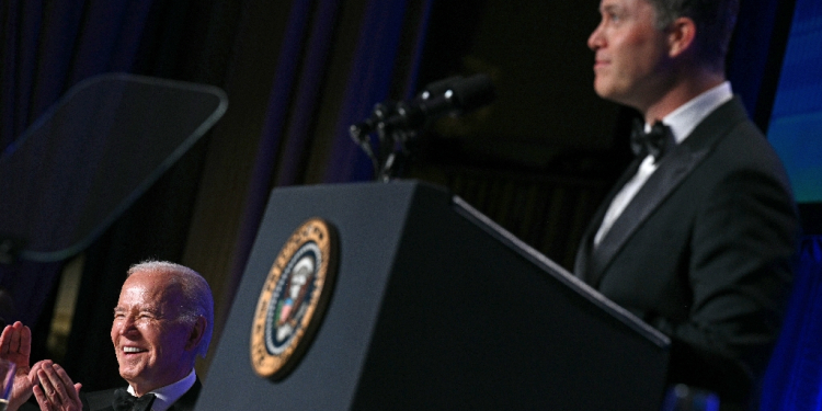 US President Joe Biden laughs as comedian Colin Jost (R) speaks during the White House Correspondents' Association dinner at the Washington Hilton on April 27, 2024 / ©AFP