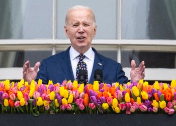 US President Joe Biden speaks from the balcony of the White House during the annual Easter Egg Roll on the South Lawn in Washington, DC, on April 1, 2024. / ©AFP