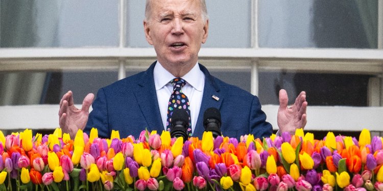 US President Joe Biden speaks from the balcony of the White House during the annual Easter Egg Roll on the South Lawn in Washington, DC, on April 1, 2024. / ©AFP