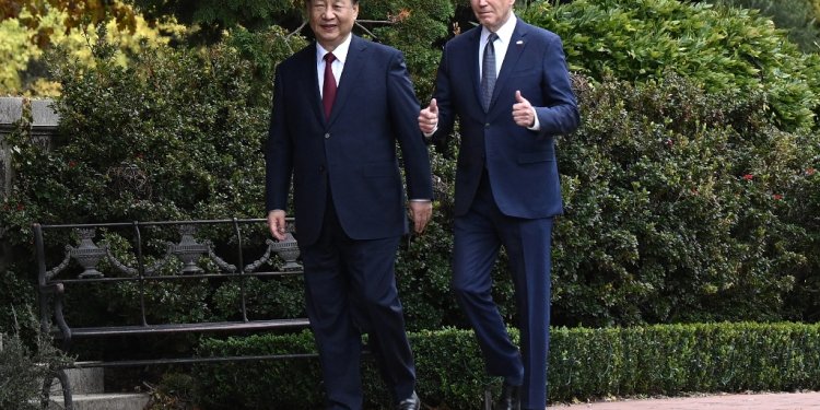 US President Joe Biden and Chinese President Xi Jinping walk together after a meeting in Woodside, California on November 15, 2023 / ©AFP