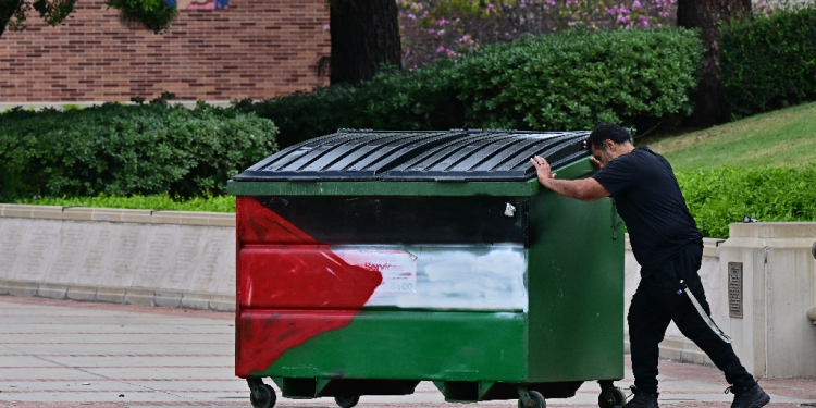 A protest encampment was cleared out at the University of California, Los Angeles after an overnight raid by police / ©AFP