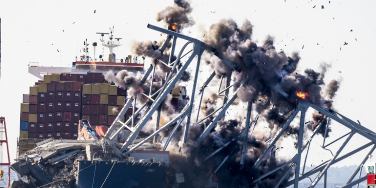 Crews conduct a controlled demolition of a section of the Francis Scott Key Bridge, resting on the Dali container ship, in Baltimore on May 13, 2024. ©AFP