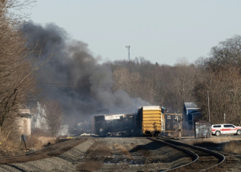 The train derailment led to a large leak of toxic chemicals . ©AFP