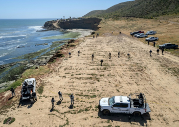 State prosecutors search the camping site of two Australians and an American murdered during a surfing trip to Mexico. ©AFP