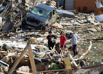 Residents go through the damage after a tornado tore through Greenfield, Iowa. ©AFP