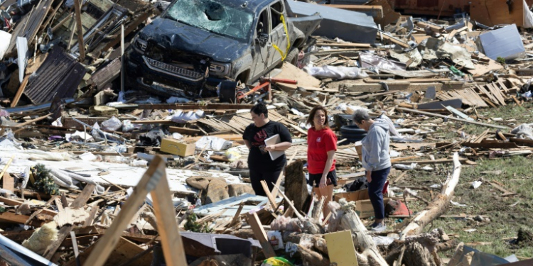 Residents go through the damage after a tornado tore through Greenfield, Iowa. ©AFP