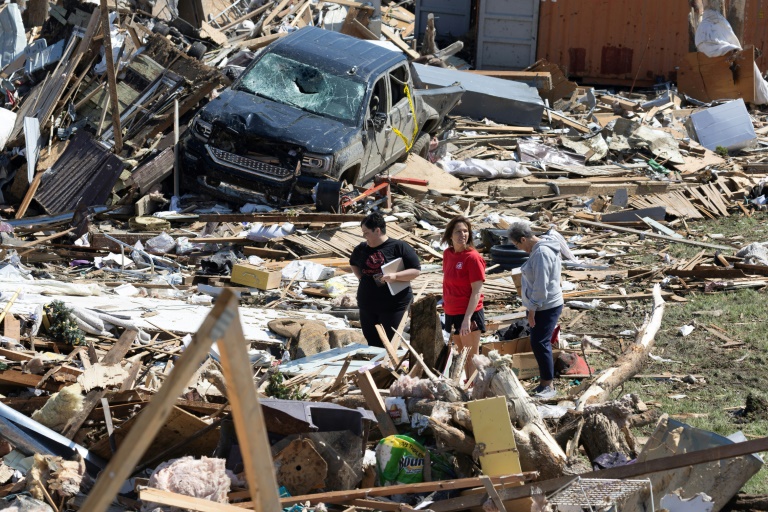 Residents go through the damage after a tornado tore through Greenfield, Iowa. ©AFP