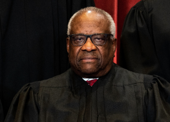 Associate Justice Clarence Thomas sits during a group photo of the Justices at the Supreme Court in Washington, DC in 2021 / ©AFP