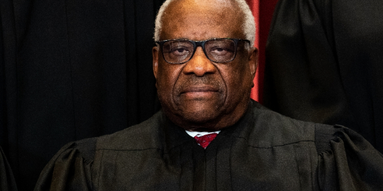 Associate Justice Clarence Thomas sits during a group photo of the Justices at the Supreme Court in Washington, DC in 2021 / ©AFP