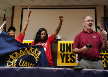 United Auto Workers (UAW) President Shawn Fain, right, shown here at the celebration of a win Tennessee last month, hopes for a succeessful outcome at an election in Alabama. ©AFP