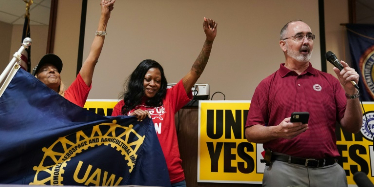 United Auto Workers (UAW) President Shawn Fain, right, shown here at the celebration of a win Tennessee last month, hopes for a succeessful outcome at an election in Alabama. ©AFP