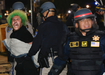 Police moved in on an encampment overnight at University of California, Los Angeles and made hundreds of arrests after protesters refused to disperse / ©AFP