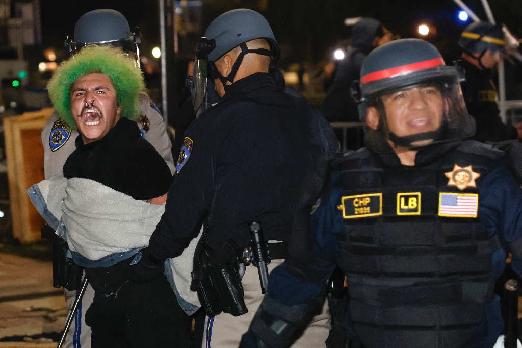 Police moved in on an encampment overnight at University of California, Los Angeles and made hundreds of arrests after protesters refused to disperse / ©AFP