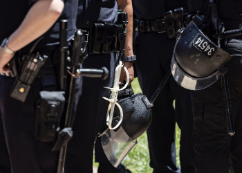 Police officers are depolyed near a pro-Palestinian protest encampment on the campus of the University of California, Los Angeles (UCLA) on May 1, 2024 / ©AFP