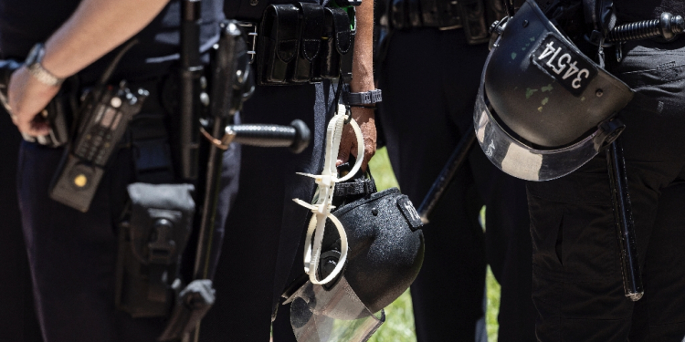 Police officers are depolyed near a pro-Palestinian protest encampment on the campus of the University of California, Los Angeles (UCLA) on May 1, 2024 / ©AFP