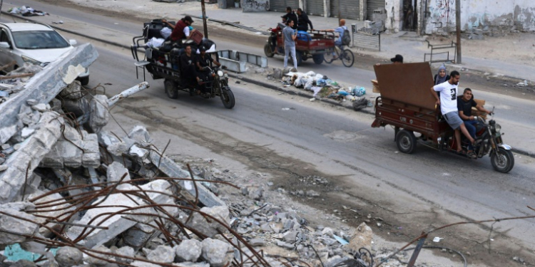 Palestinians transport their belongings as they flee Rafah in the southern Gaza Strip amid the ongoing conflict between Israel and the Hamas militant group. ©AFP