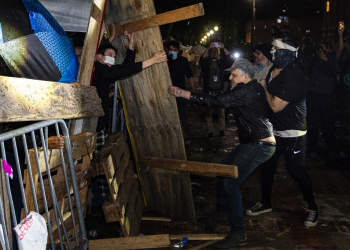 Counter protesters attack a pro-Palestinian encampment set up on the campus of the University of California Los Angeles (UCLA) / ©AFP