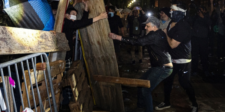 Counter protesters attack a pro-Palestinian encampment set up on the campus of the University of California Los Angeles (UCLA) / ©AFP