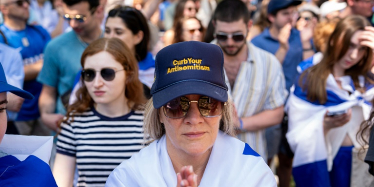 A woman wears a hat that reads "Curb Your Antisemitism" during a rally against campus antisemitism at George Washington University on May 2. ©AFP