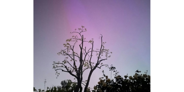 Northern lights or aurora borealis are seen over London during a geomagnetic storm on May 11, 2024. ©AFP