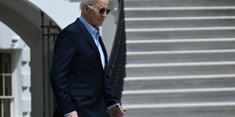 US President Joe Biden walks to Marine One on the South Lawn of the White House in Washington, DC / ©AFP