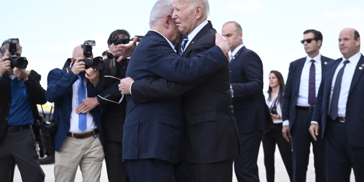 Israel Prime Minister Benjamin Netanyahu hugs US President Joe Biden upon his arrival at Tel Aviv's Ben Gurion airport on October 18, 2023 / ©AFP