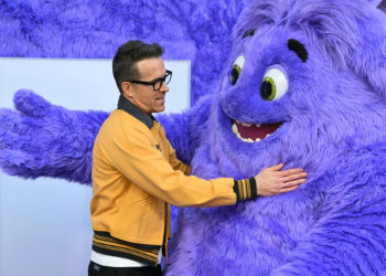 Actor and producer Ryan Reynolds hugs Blue as he arrives for the premiere of 'If' at the SVA Theater on May 13, 2024 in New York City. ©AFP