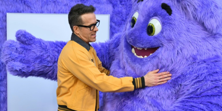 Actor and producer Ryan Reynolds hugs Blue as he arrives for the premiere of 'If' at the SVA Theater on May 13, 2024 in New York City. ©AFP