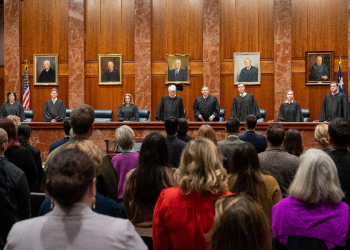 Texas Supreme Court justices arrive to hear litigators make their arguments in Zurowski v. State of Texas, in Austin, November 28, 2023 / ©AFP