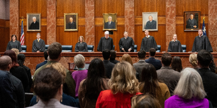 Texas Supreme Court justices arrive to hear litigators make their arguments in Zurowski v. State of Texas, in Austin, November 28, 2023 / ©AFP