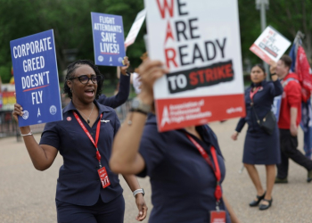 American Airlines flight attendants and their supporters form a picket line outside the White House. ©AFP