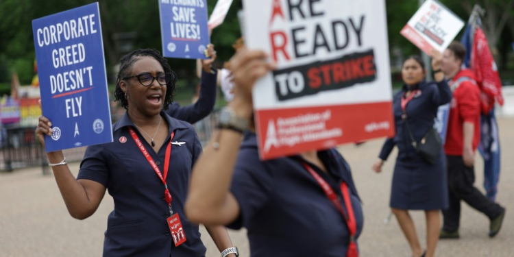 American Airlines flight attendants and their supporters form a picket line outside the White House. ©AFP