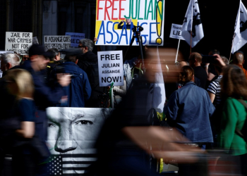 Supporters of Julian Assange have gathered outside the court in central London. ©AFP